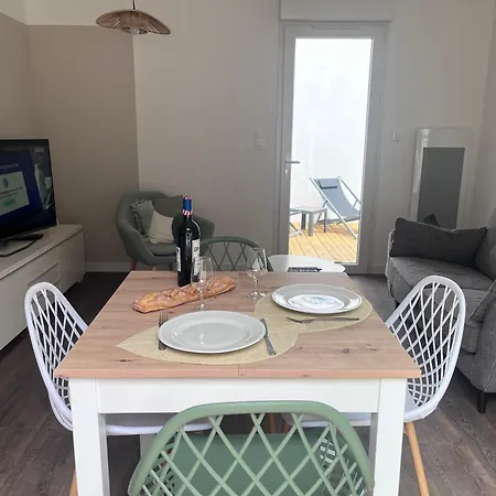 Holiday home Maison De Entre Foret Et *